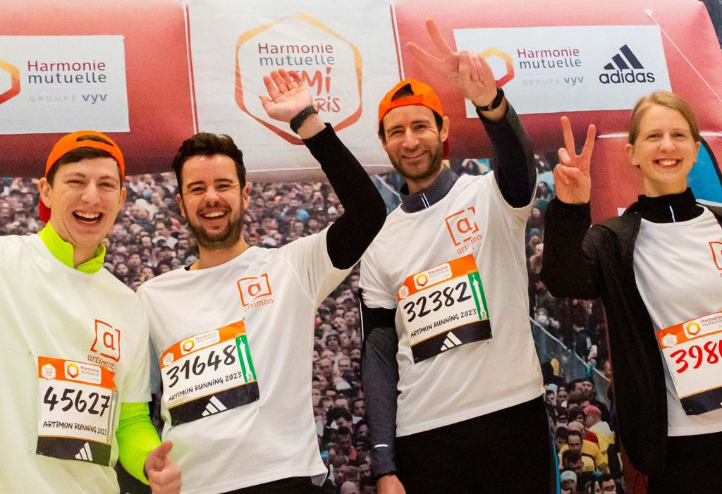 Collaborateurs Artimon posant victorieux à la fin du semi-marathon de Paris 2023