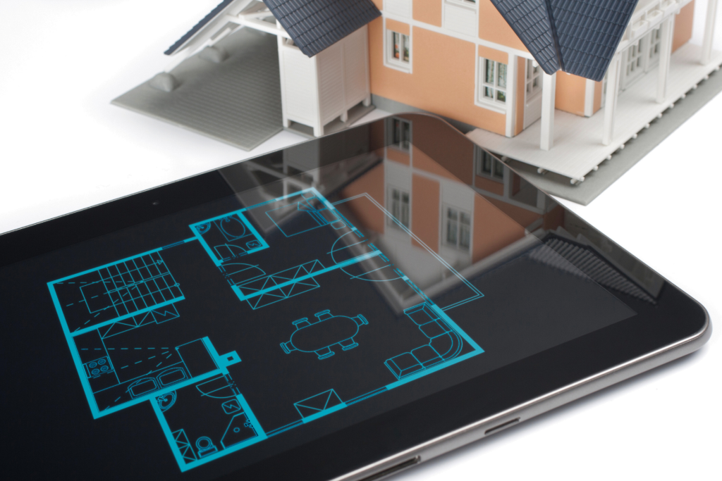 Tablette tactile genre ipad avec le plan d'une maison sur l'écran