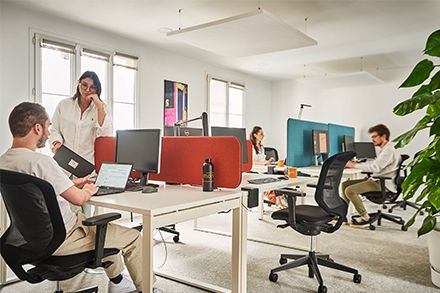 Consultants d'Artimon travaillant dans un open space du cabinet.