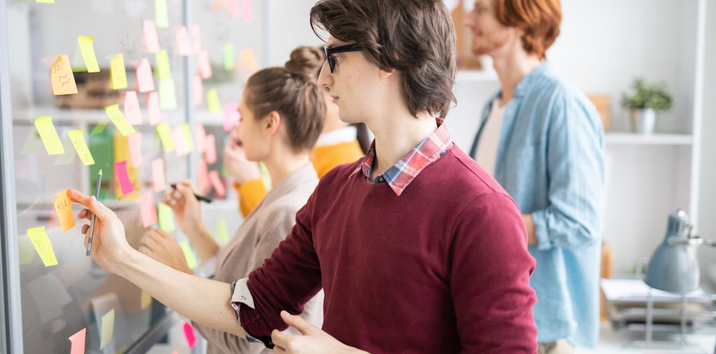 équipe en atelier de brainstorming