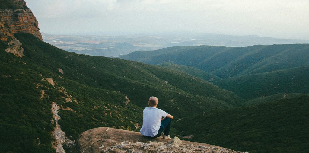 Homme regardant l'horizon