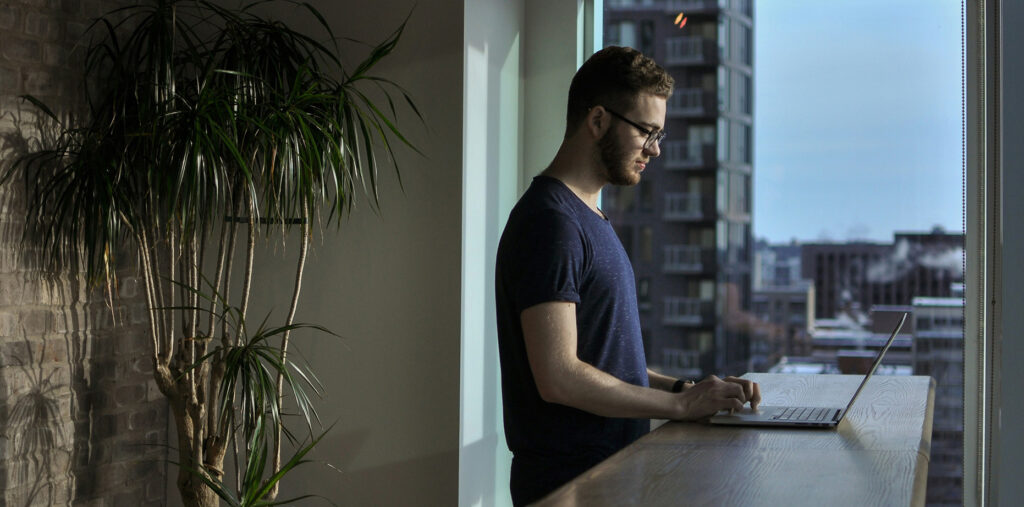 Homme en télétravail chez lui