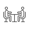 deux personnes discutant à table