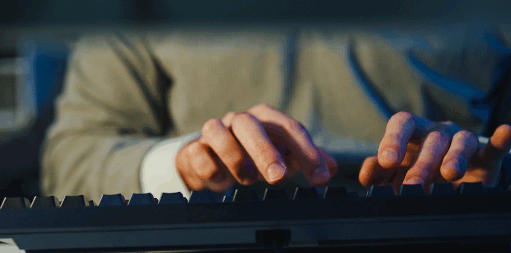 homme écrivant sur un clavier