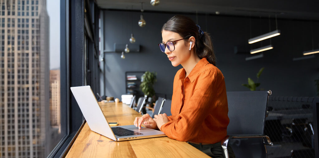 Femme qui travaille devant une fenêtre