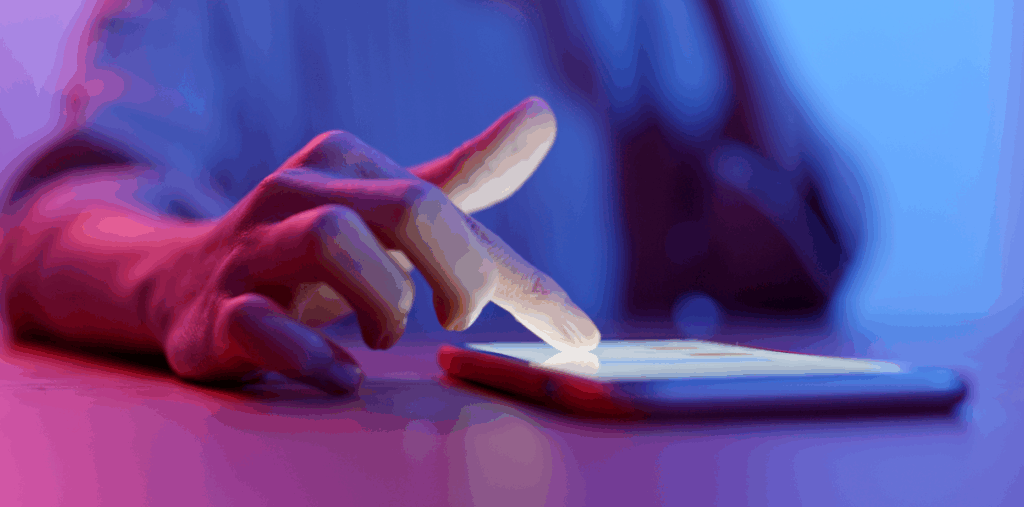 Une personne navigue sur un smartphone